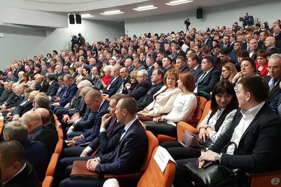 Губернатор выступает с итоговым посланием перед активом области.
