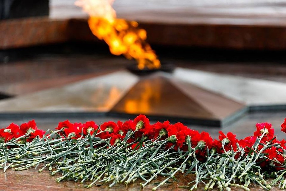 Сибиряки возложили цветы на Монументе Славы. Фото: https://vk.com/molnso.