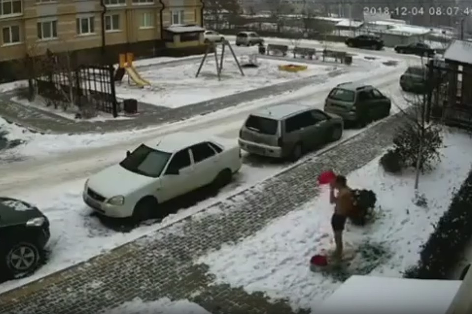Мужчина выливает на себя ледяную воду