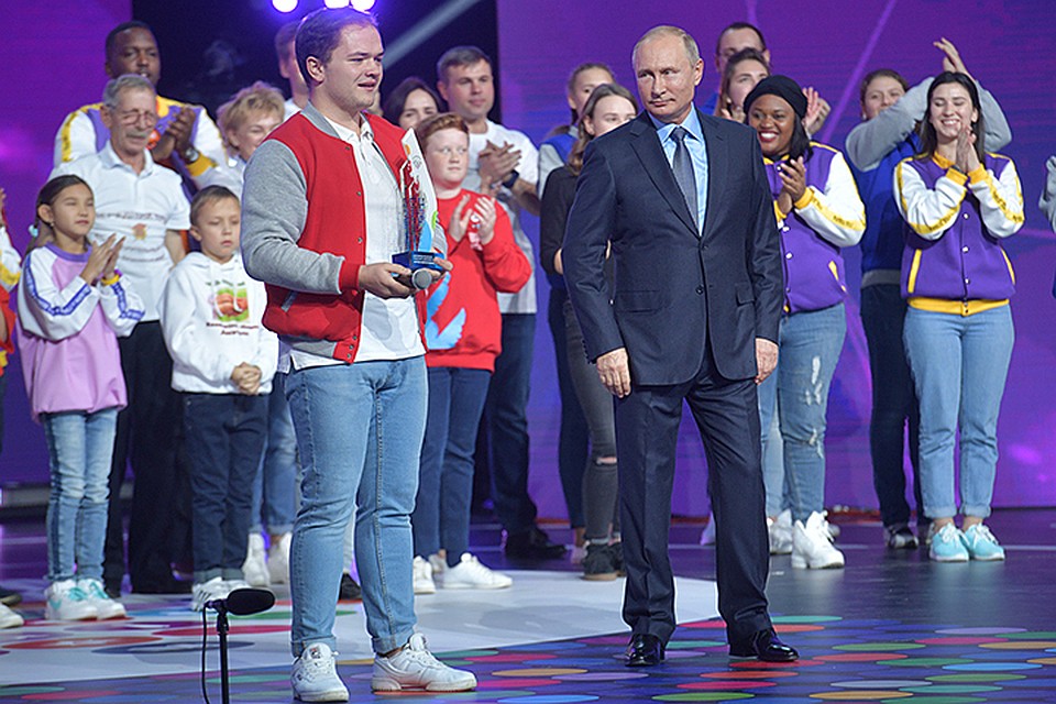 Победитель в номинации «Волонтер года» Антон Коротченко и президент России Владимир Путин
