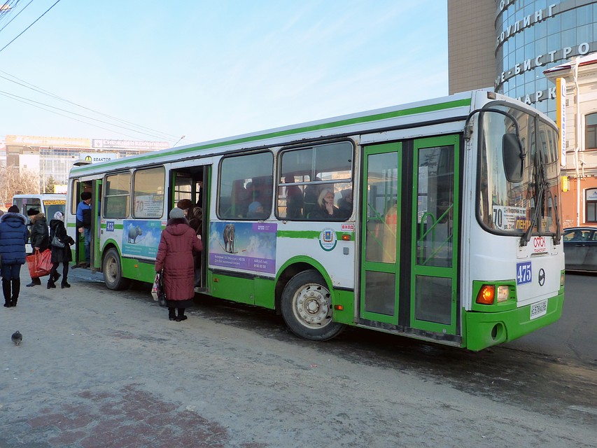 Омичка, выпавшая из автобуса, требует 150 тысяч в качестве компенсации