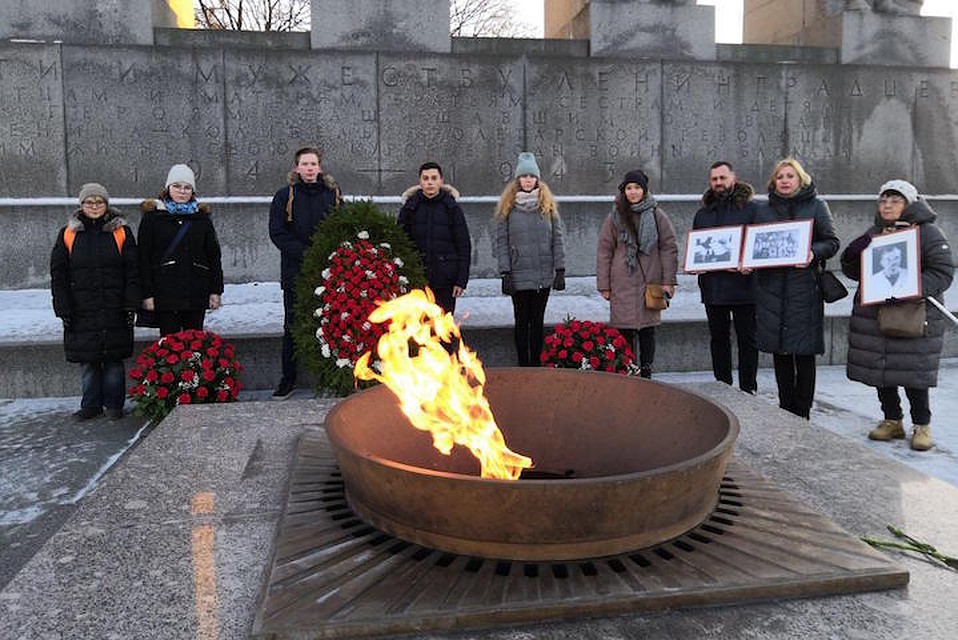 Артековцы почтили память Федора Шишмарева минутой молчания. Фото предоставлено МДЦ "Артек".
