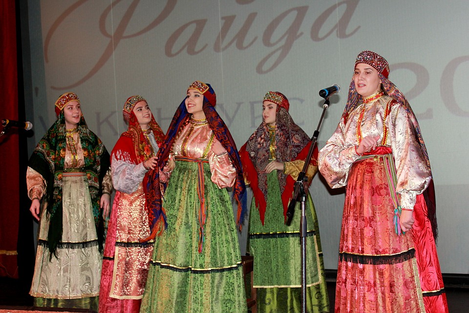На сыктывкарском конкурсе "Райда" у участниц оценивали традиционную проходку с коромыслом "Карнан новлöдлöм", а также их творческие номера. Фото: КАНЕВА Татьяна