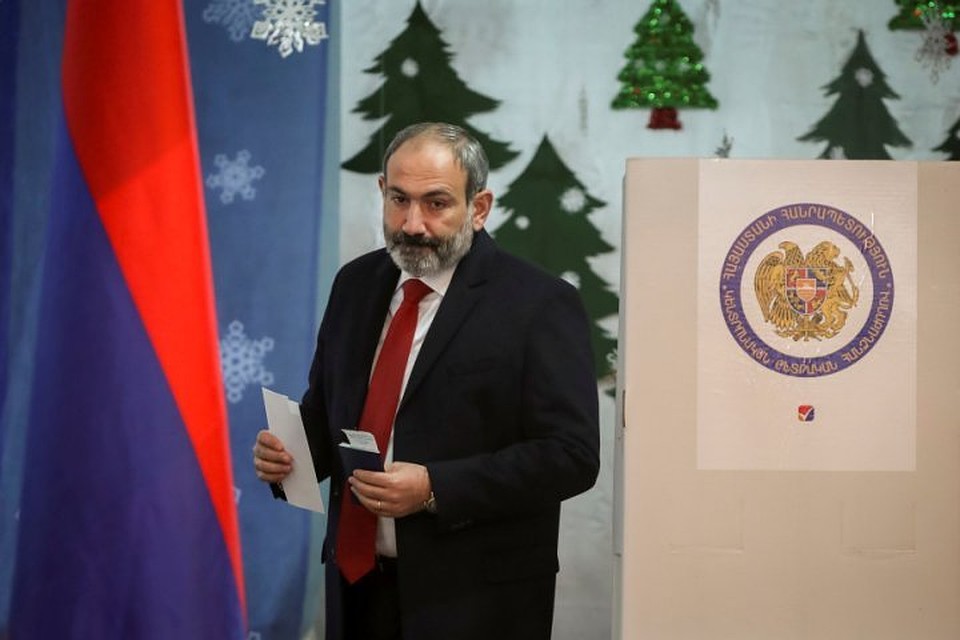 И.о премьер-министра Армении Никол Пашинян на избирательном участке