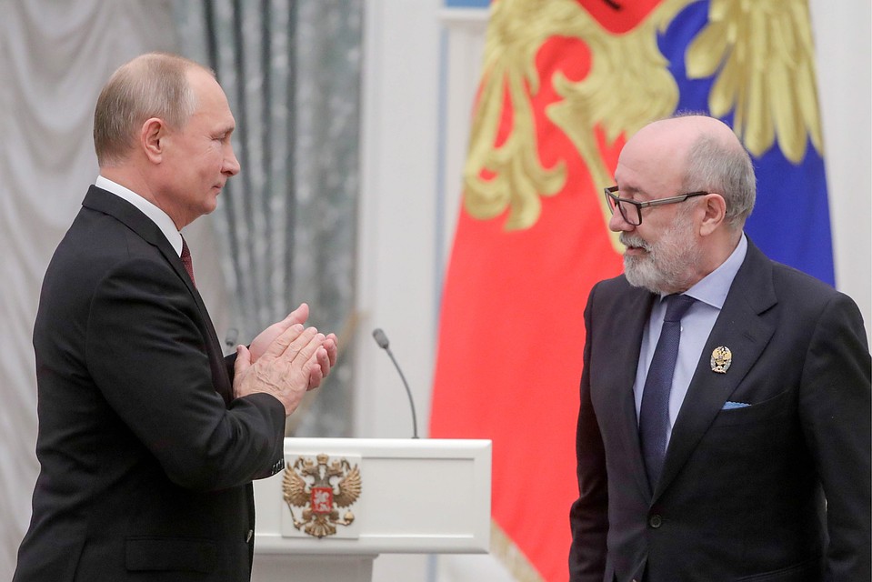 Президент РФ Владимир Путин и руководитель фонда помощи тяжело больным детям, сиротам и инвалидам "Русфонд" Лев Амбиндер. Фото: Михаил Метцель/ТАСС