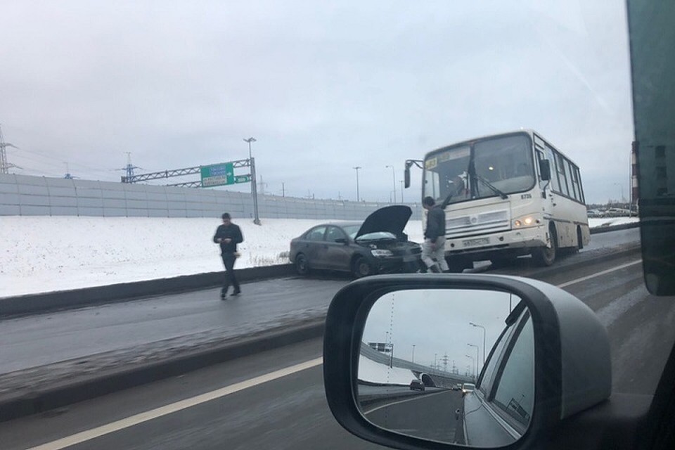 ДТП с маршруткой полностью перекрыло съезд на развязке КАД