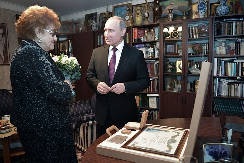 Владимир Путин лично вручил высокую награду Людмиле Вербицкой. Фото: Алексей Никольский/ТАСС