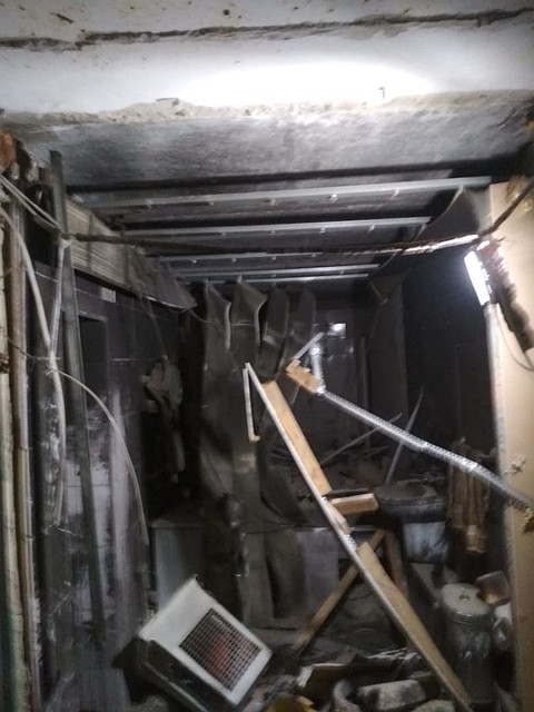 На фото - то, что было ванной комнатой в квартире, где произошёл взрыв.