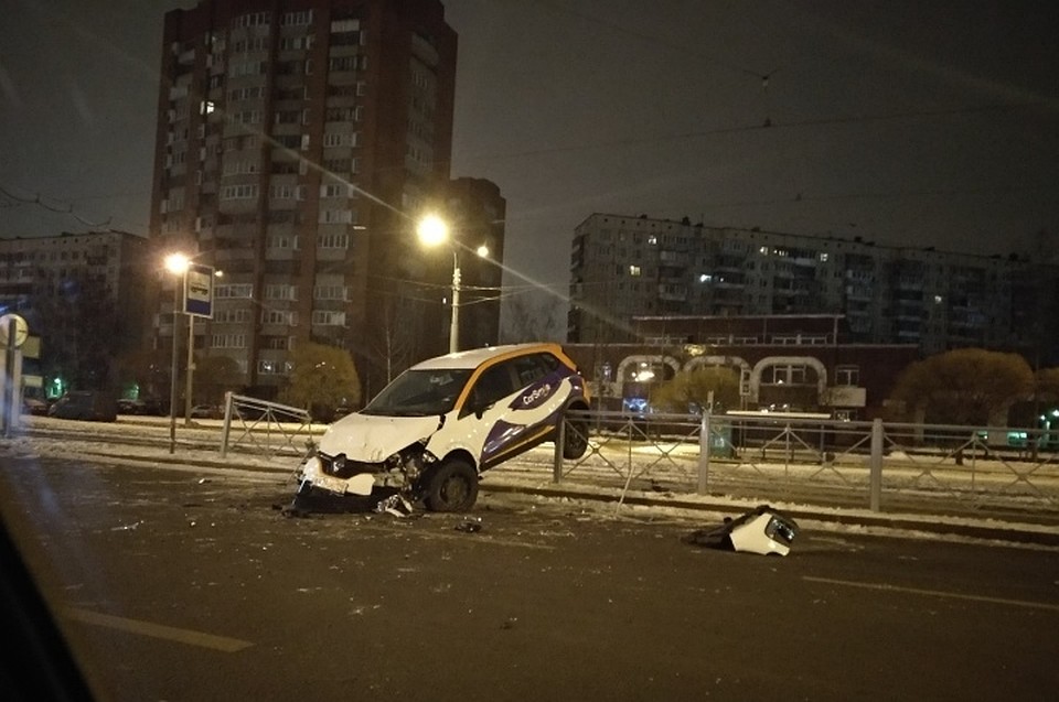 Машина повисла на заборе Фото: ДТП и ЧП Петербурга