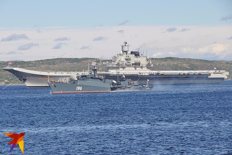 Авианосец "Адмирал Кузнецов" на Дне ВМФ в Североморске.