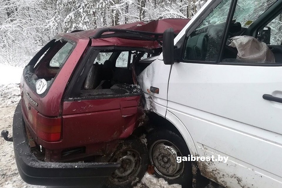 Водитель легкового авто не справился с управлением и выехал на встречную полосу. Фото: ГАИ Брест.