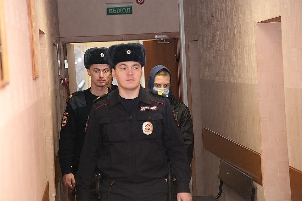 На суде 17-летний подросток скрывал лицо под маской.