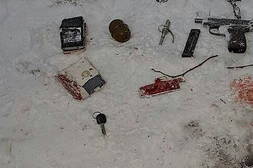 преступники были вооружены гранатой и пистолетом