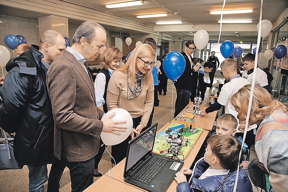 Руководство предприятия общается с юными роботехниками в корпоративном университете ГАЗа. Елена Марштупа - в центре. Автор фото: Артем СЕМЕНОВ.