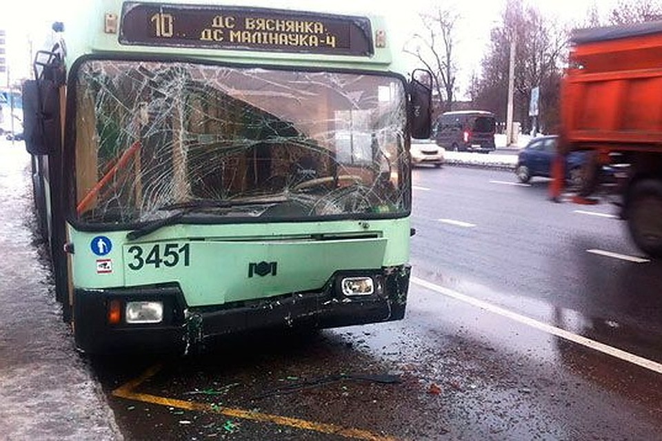 Автобус и троллейбус столкнулись на остановке в Минске. Фото: УГАИ ГУВД Мингорисполкома