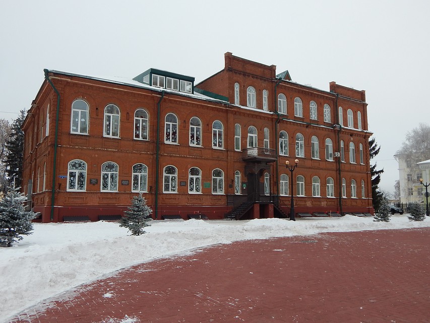 Несколько старых школ заменят на одну новую.