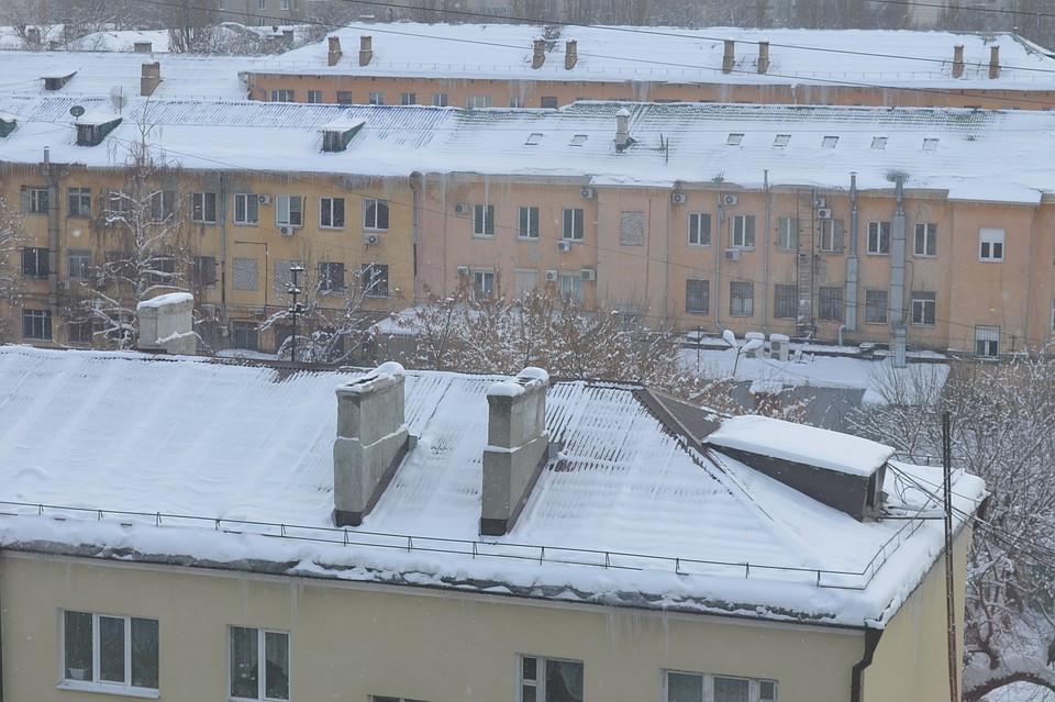 В Липецке борются с сосульками и последствиями снегопада