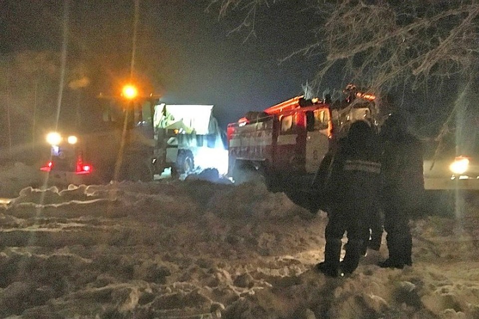 Грунтовая дорога, которая летом позволяла сократить путь, зимой сыграла с новокузнечанами злую шутку Фото: Управление по защите населения города Новокузнецка