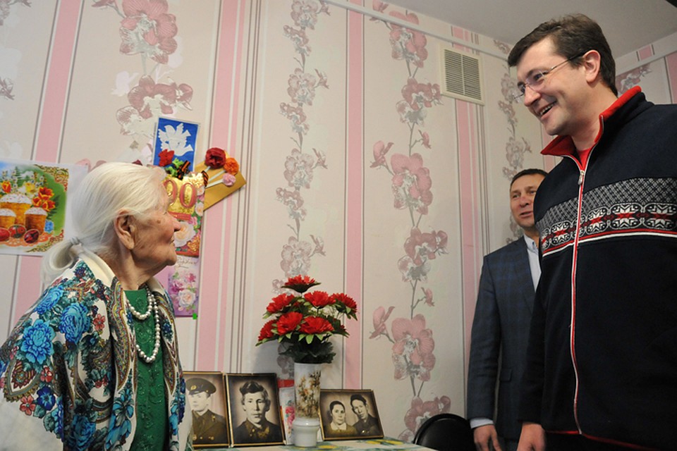 Глеб Никитин поздравил с наступающим Новым годом ветеранов-нижегородцев. Фото: Александр ВОЛОЖАНИН