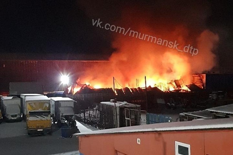 Сразу 3 пожарных подразделения боролись с огнем, вспыхнувшем на севере Мурманска накануне праздника. Фото: vk.com/murmansk_dtp