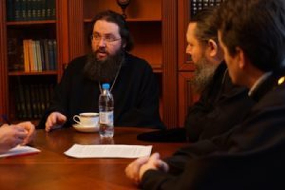 Епископ Иннокентий возглавил срочное совещание.