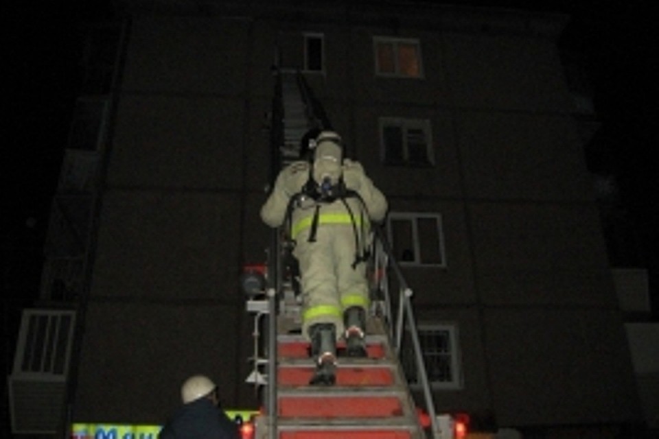 В новогоднюю ночь произошел пожар в общежитии на улице Ленской в Иркутске. Фото: ГУ МЧС по Иркутской области.