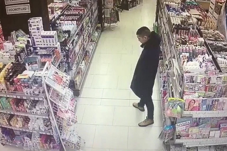 20-летний новосибирец уже раньше грабил этот же супермаркет. Тогда он пытался украсть элитный алкоголь. Фото: скриншот видео