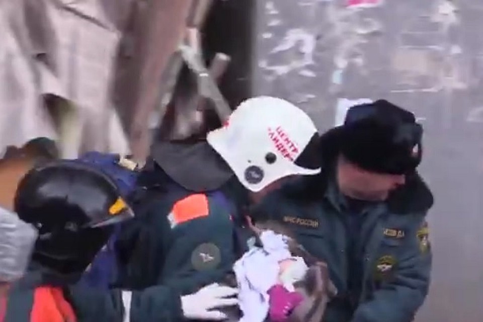 Стало известно имя выжившего под завалами в Магнитогорске ребенка