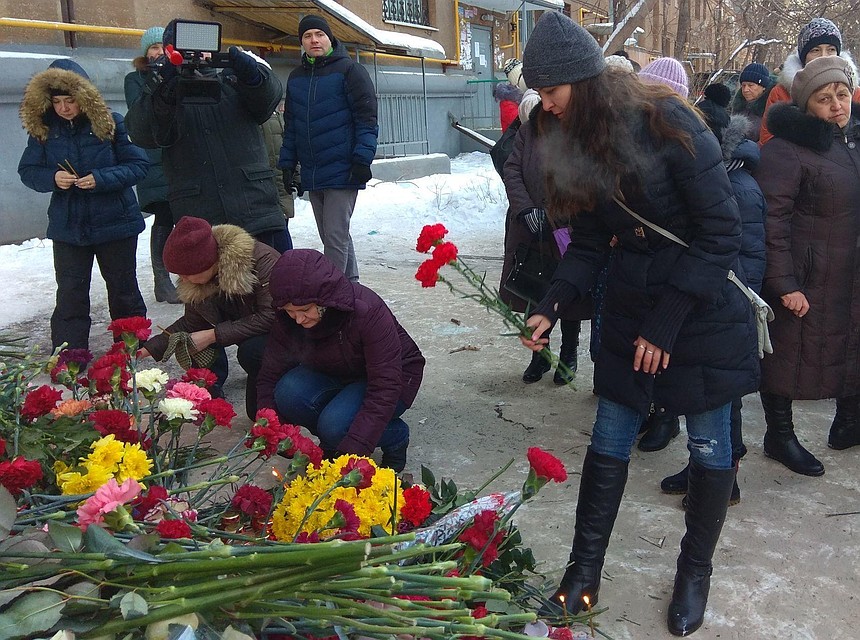 Люди приносят к месту трагедии живые цветы. Фото: пресс-служба администрации Магнитогорска.