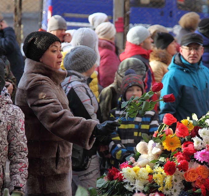 Чтобы разделить горе с близкими пострадавших от взрыва, люди приносят на место ЧП цветы.
