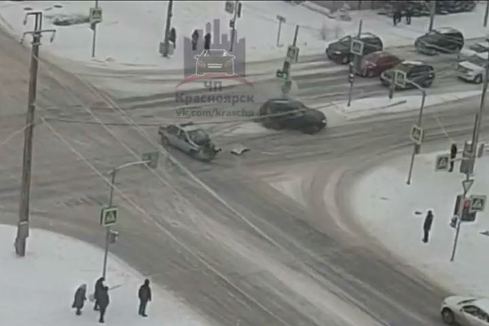 Спецавтомобиль попал в серьезное ДТП в Красноярске. Фото: ЧП - Красноярск.