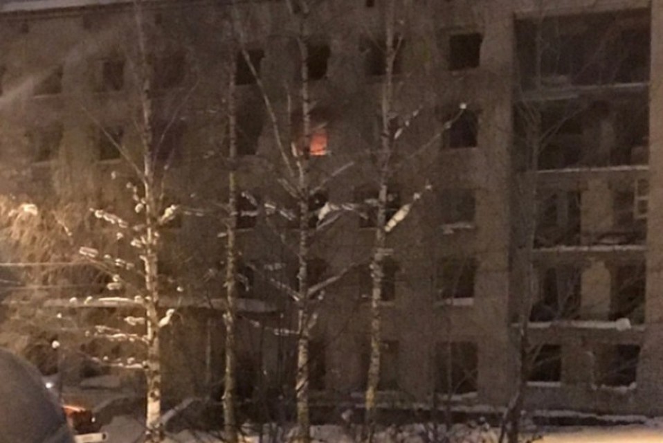 В этой пятиэтажке живут случайные люди. Фото: 1-й отряд ФПС по Пермскому краю.