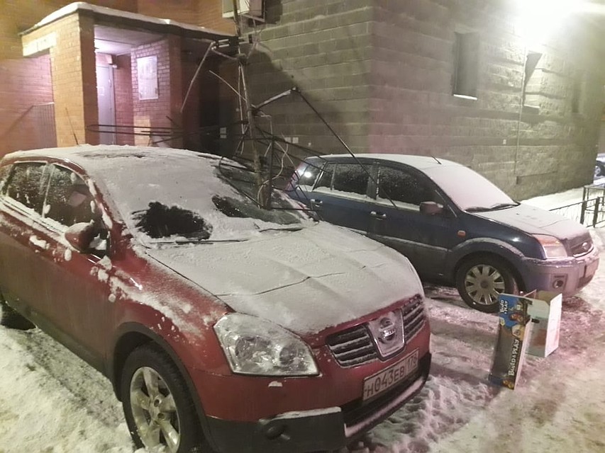 Антенна упала на машину Фото: Юрий Зыков