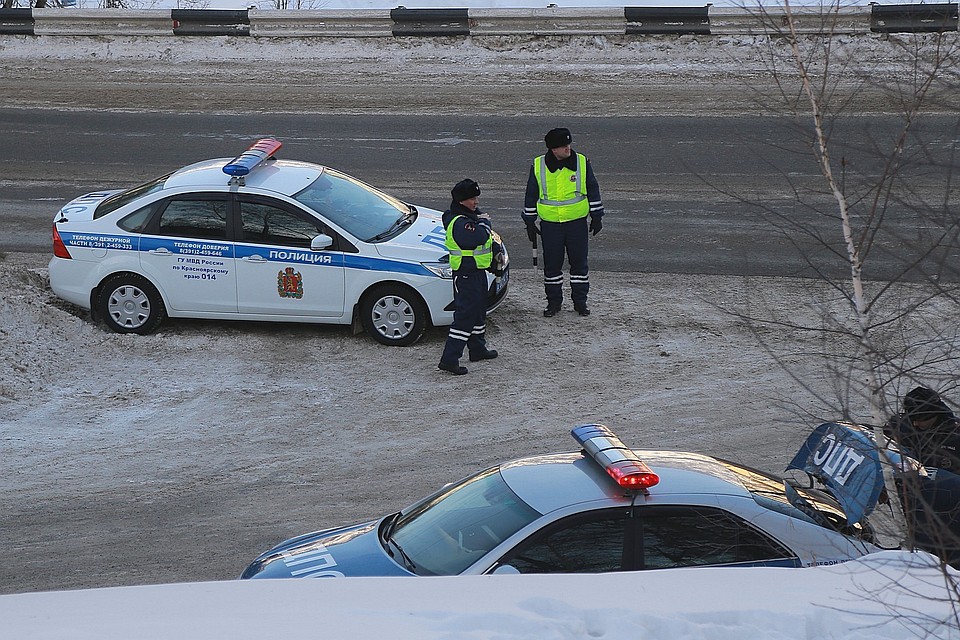 Прочно увяз в снегу: полицейские выручили дальнобойщика, застрявшего на фуре в кювете