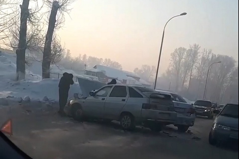 Авария на Нахимов привела к пробке. Кадр: instagram.com/mreporter_kemerovo