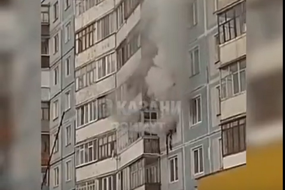 Пожар начался в квартире на четвертом этаже.