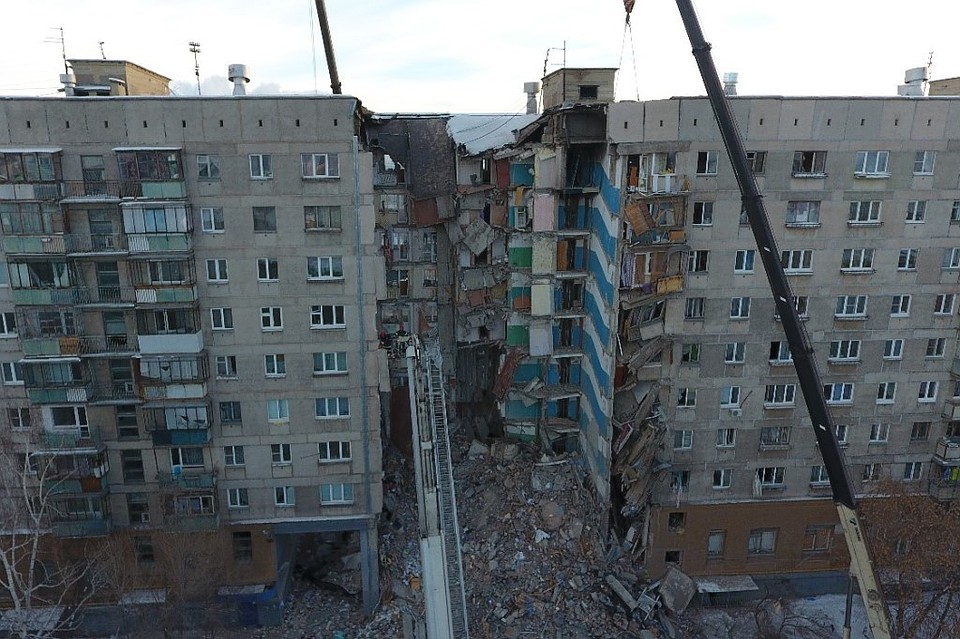 На данный момент основная версия ЧП - взрыв газа. Фото: Артем Ибрагимов.