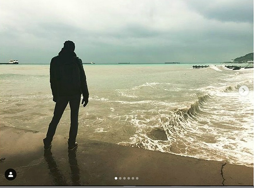 Кирилл Салов на том самом пирсе за секунду до того, как мальчик оказался в море/Фото: Инстаграм Александры Лезиной.