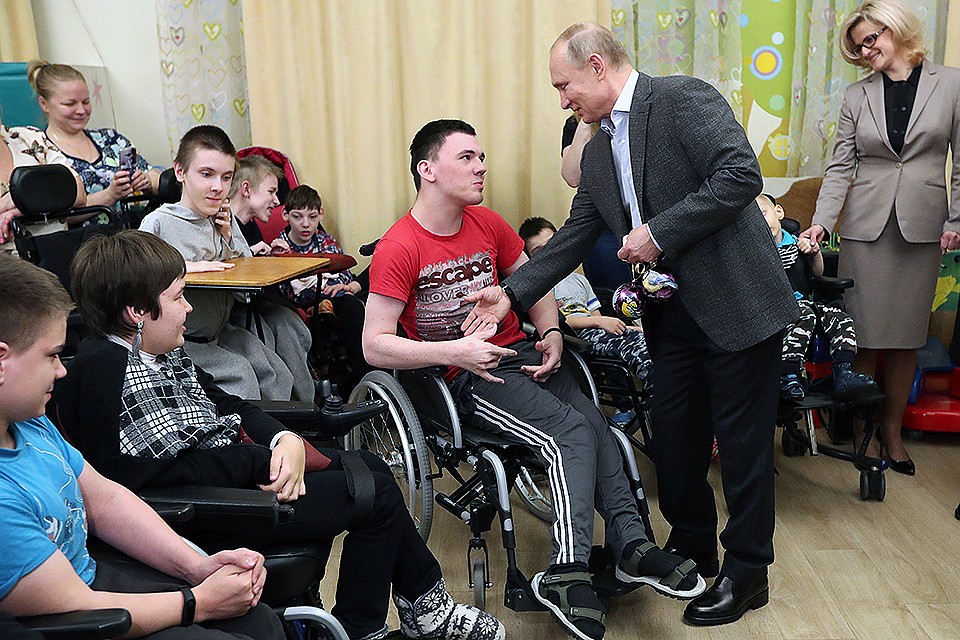Президент России Владимир Путин в Санкт-Петербургском детском хосписе в Рождественский сочельник. ФОТО Александр Демьянчук/ТАСС