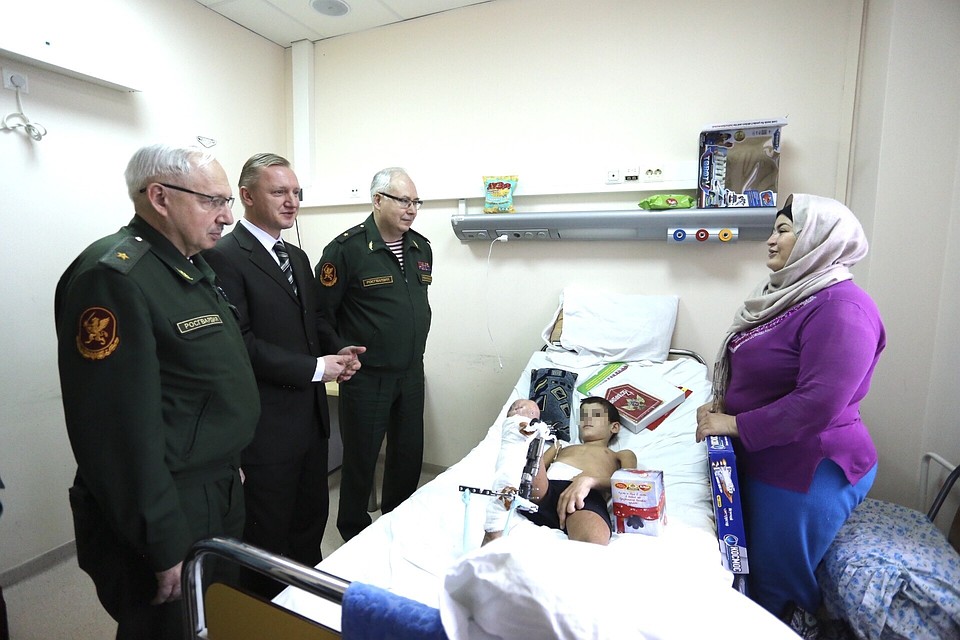 Военнослужащие Росгвардии навестили находящихся на излечении в НИИ неотложной детской хирургии и травматологии 10-летнего сирийского мальчика Ахмата Аль Иссу и его маму Кариму. Фото: Росгвардия