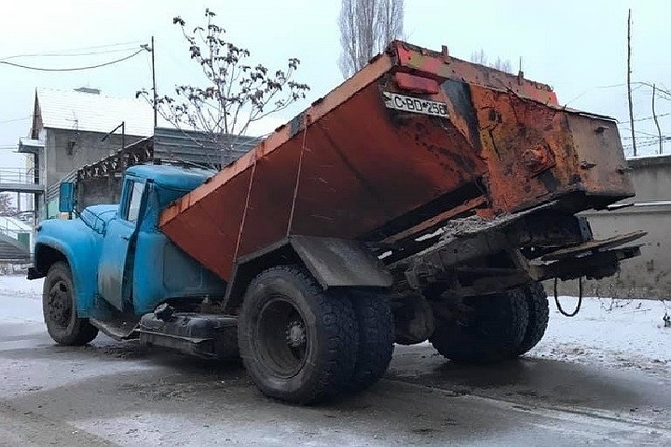 Аварийный ЗИЛ стал поводом для грустных шуток у автомобилистов