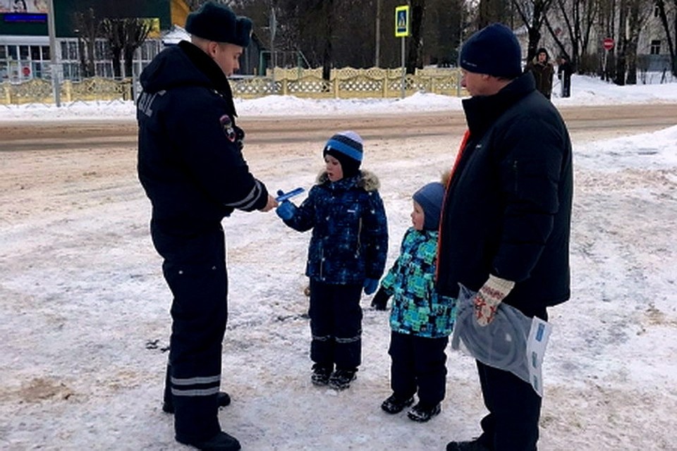 Юные порховчане получили фликеры в рамках акции "Будь ярким, стань заметным!".