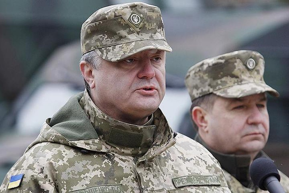 Петр Порошенко во время демонстрации новых образцов военной техники Нацгвардии в Новых Петровцах в 2015 году