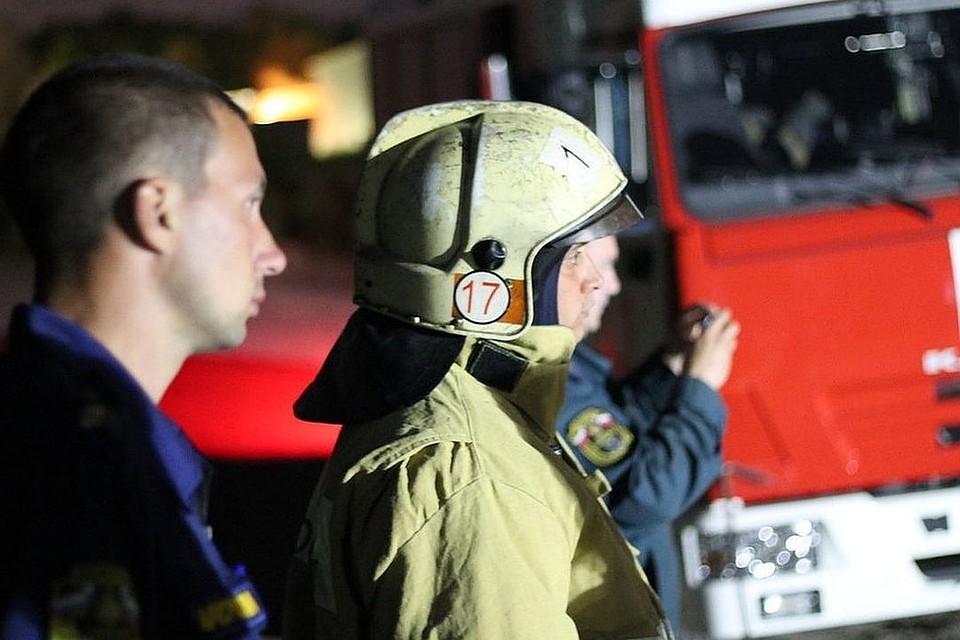 Вечером в Бердске загорелся жилой дом.