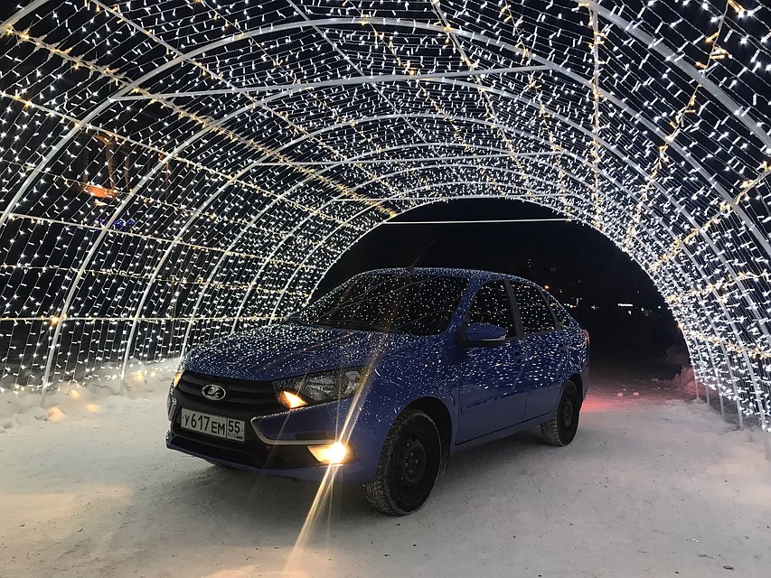 Омичи фотографируют свои автомобили в пешеходной «Арке желаний»