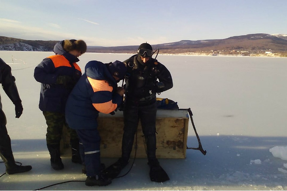 В Хабаровском крае водолазы обследовали машину рыбаков, утонувшую в бухте Тигиль