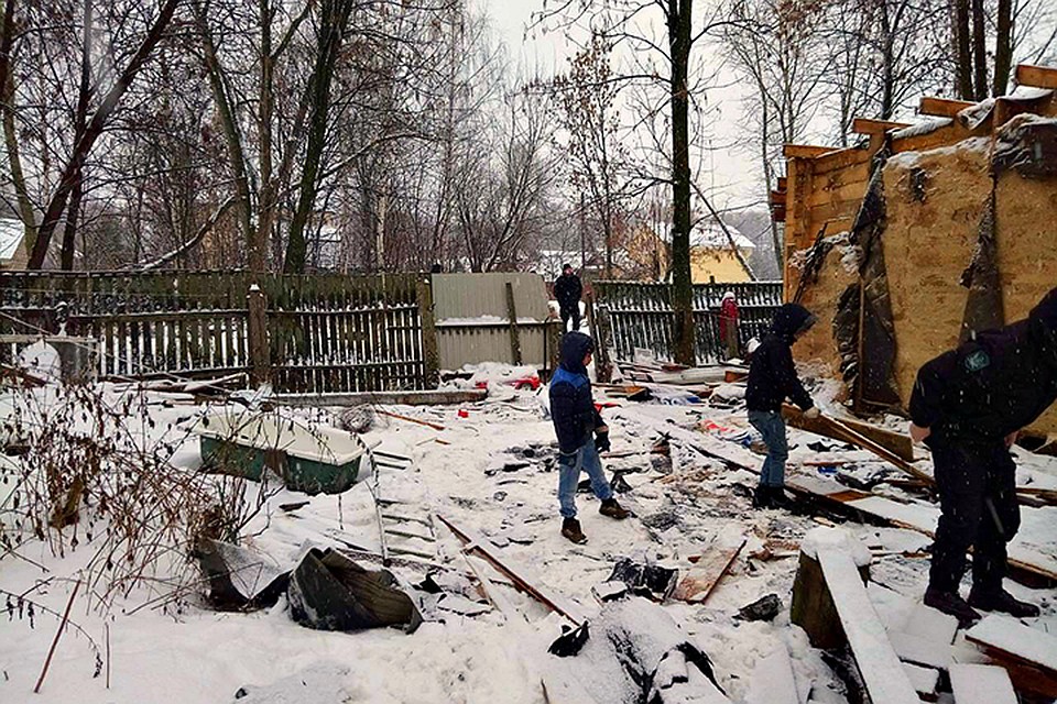 Судебные приставы обязали семью освободить незаконно занятую территорию