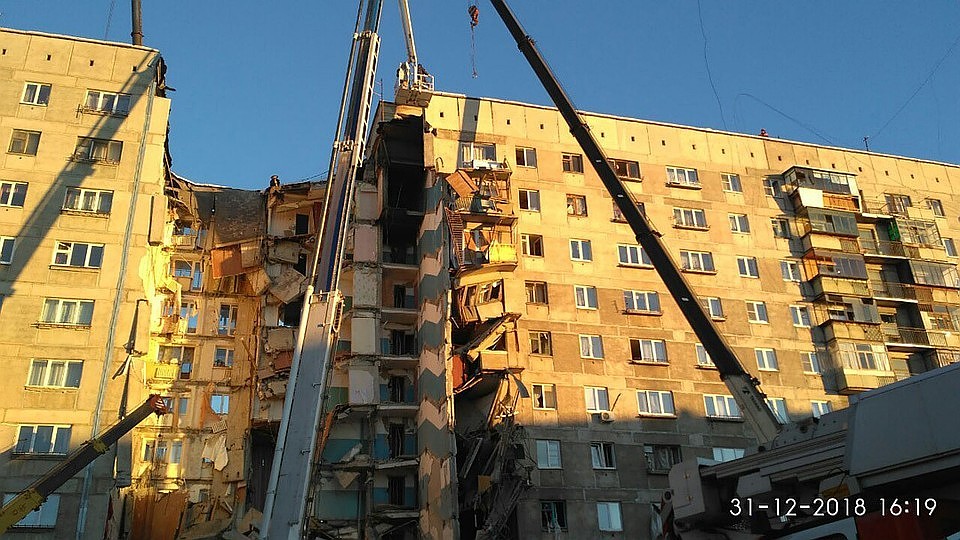 Чудовищным взрывом разворотило не только седьмой, но и соседний подъезд.