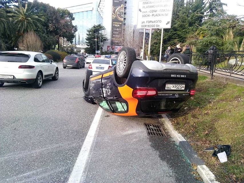 В Сочи водитель Mercedes не справился с управлением и опрокинул автомобиль