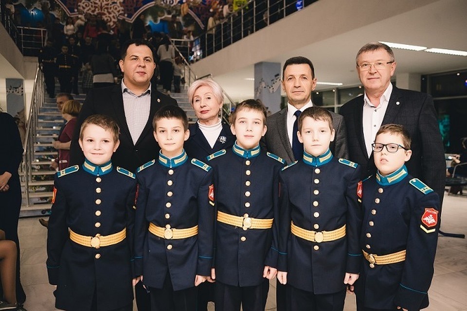 Детей Кубанских силовиков ждало не только Новогоднее представление, но и подарки. Фото: пресс-служба общероссийского профсоюза работников госучреждений